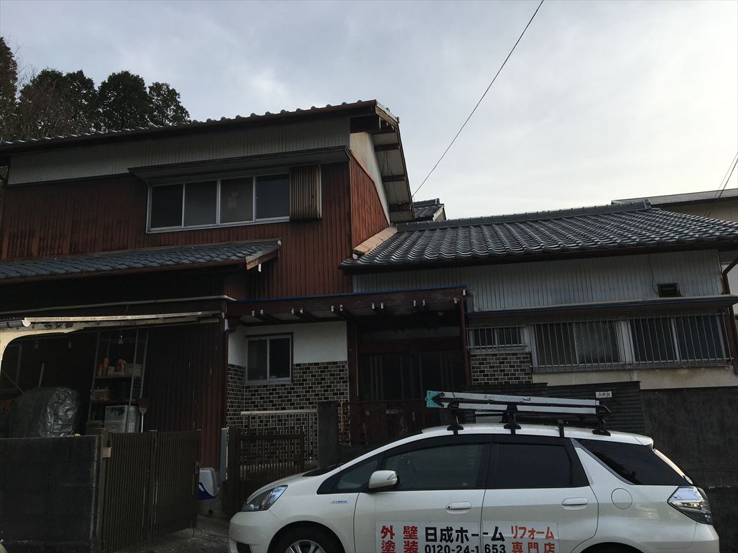 多治見市にてトタン外壁の塗装の下見。錆が多く発生しております