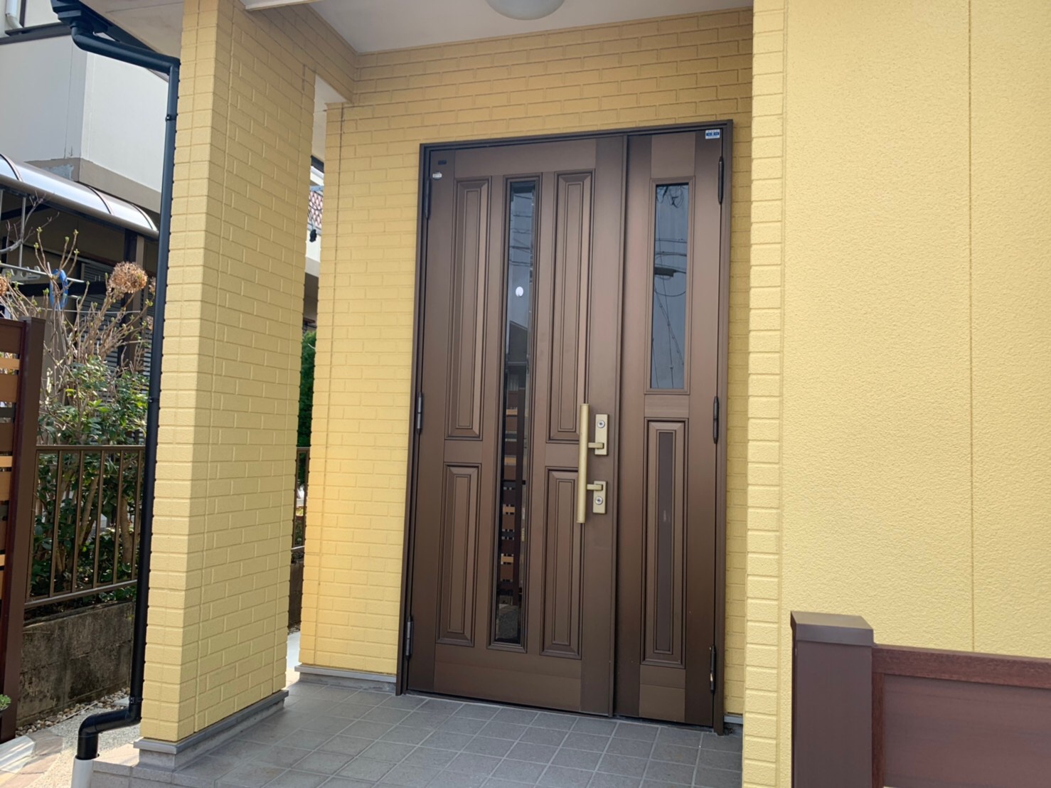 多治見市で玄関ドアの交換です！木目の採風タイプで見た目も機能も素敵です☆