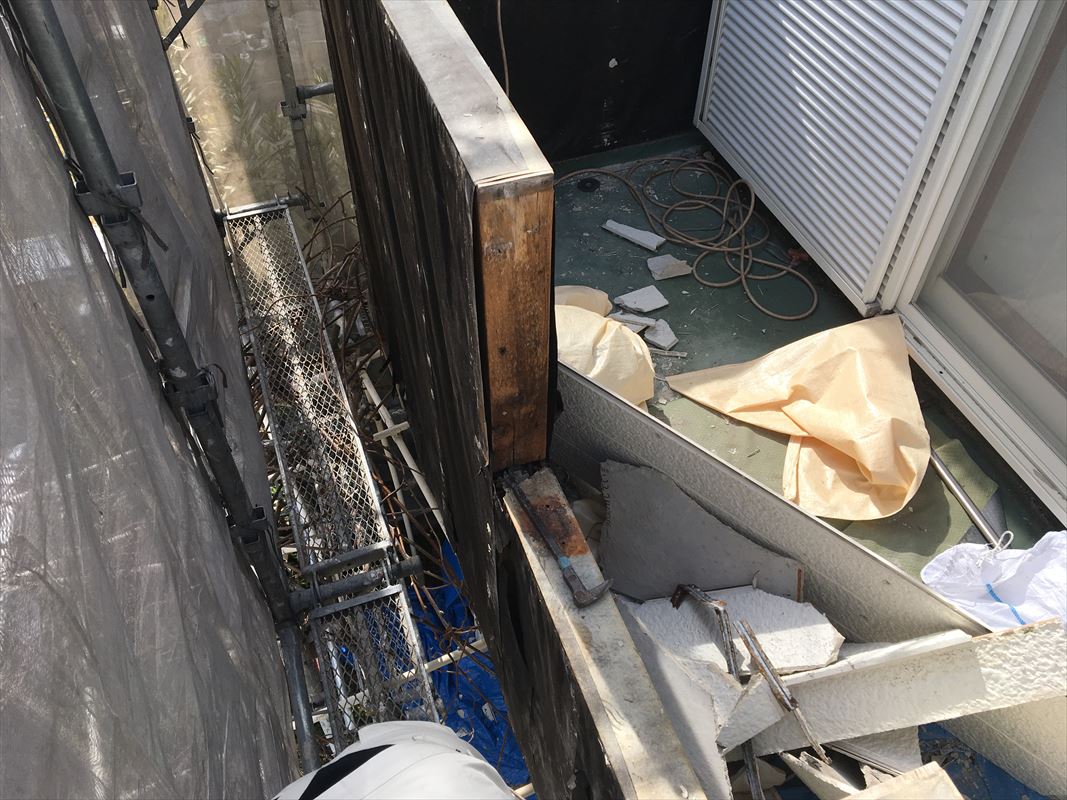 多治見市でベランダの解体！所々腐食しておりました。