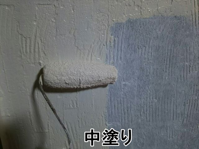 瑞浪市でガイナで塗装、外壁の中塗り塗装です