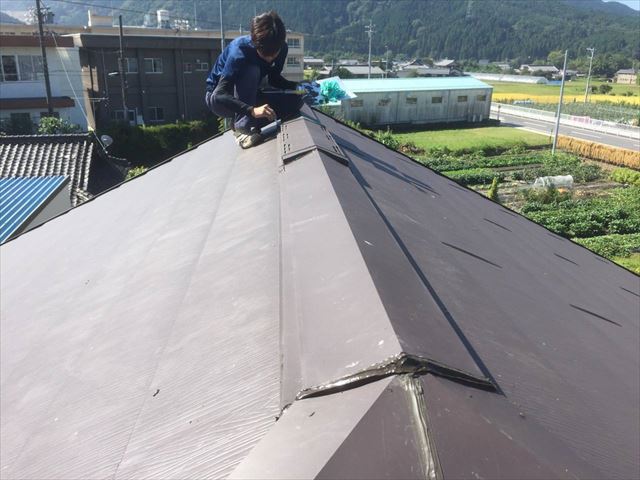 恵那市で、屋根の棟板金の補修工事を行いました