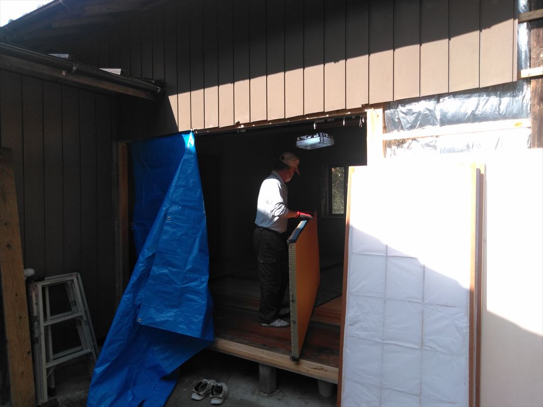 瑞浪市にて和室の洋室化工事です。土壁からクロス貼りにします。
