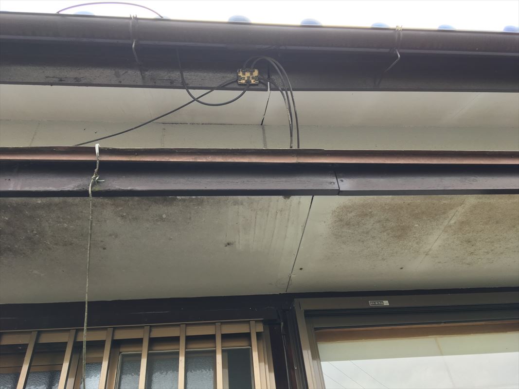 多治見市で軒天井の補修の下見です。ベニヤ板が傷んできてます。