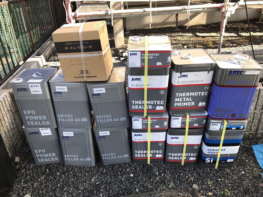 多治見市で屋根の棟の板金に錆止めをし、下塗りをしました。