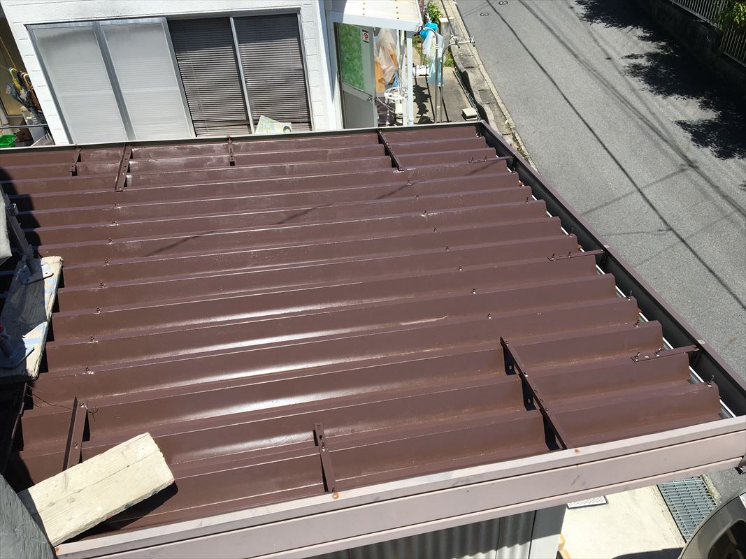 多治見市　鉄の屋根の塗装　Vセッパンの塗装