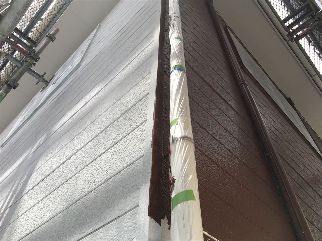 多治見市にて外壁屋根の塗り替えです。壁を茶色で塗っていきます！