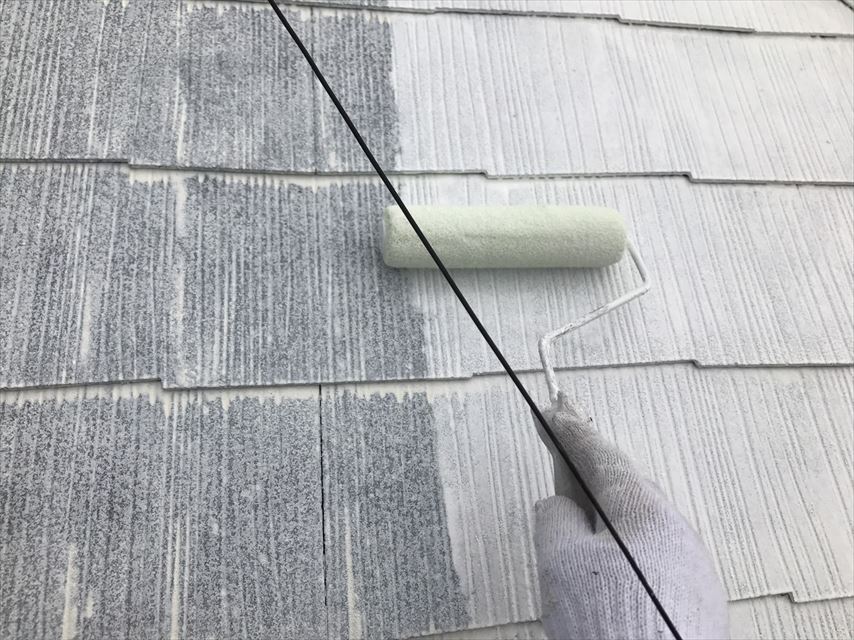 多治見市で屋根と外壁の下塗りをシーラーを使って塗りました。