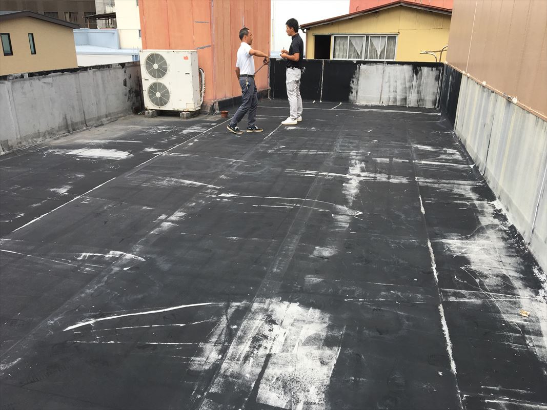 多治見市本町で屋上防水の下見です。すでに雨漏りをしてしまっております。