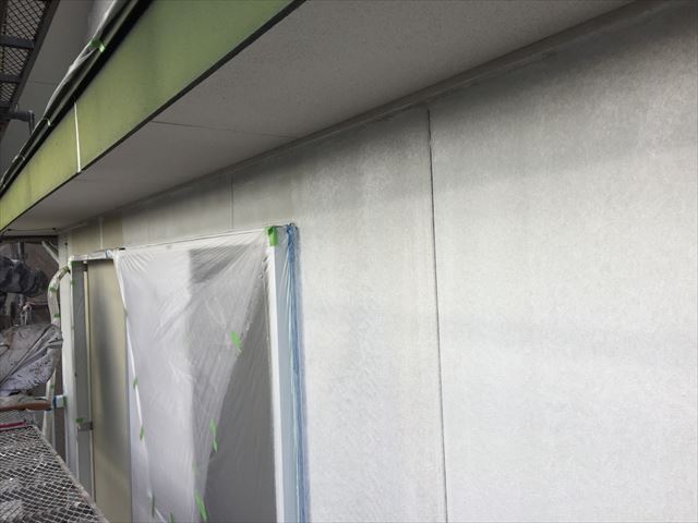 外壁にフィラーの下塗り