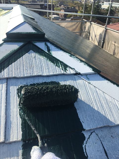 可児市、屋根の中塗り
