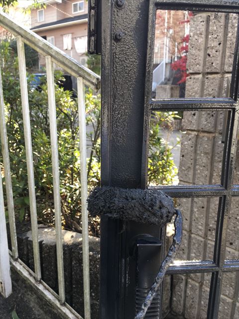 可児市、門扉の塗装