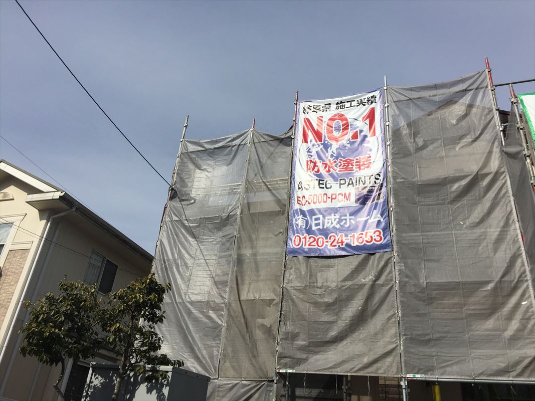 多治見市にて屋根塗装工事中です。下塗りから中塗りです。