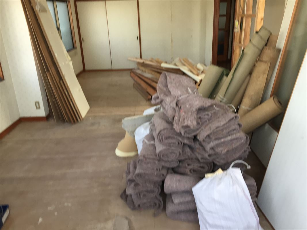 多治見市にて外壁塗装、屋上防水を施工後、内装リフォーム中です！