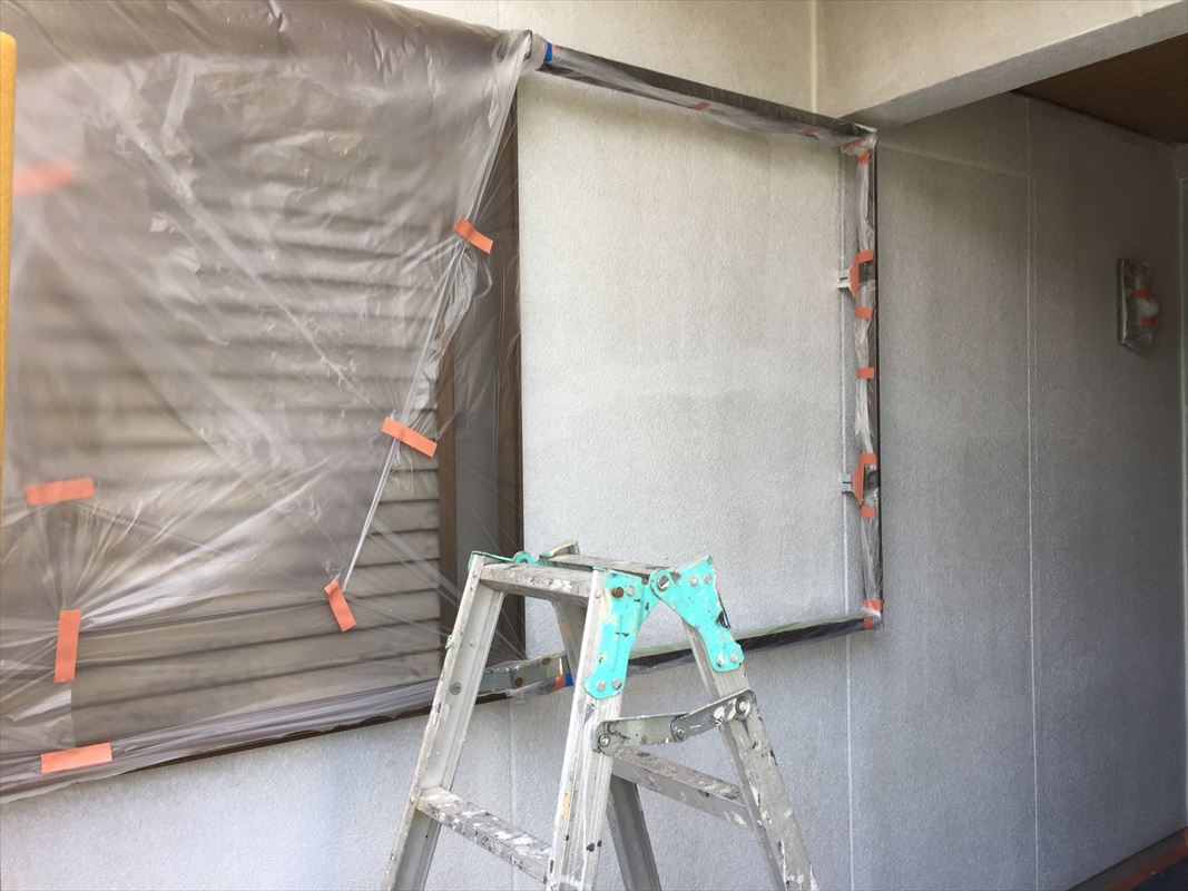 多治見市で外壁塗装。軒天井の塗装をしています。