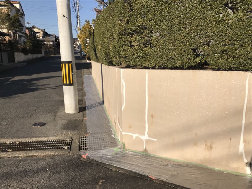 土岐市で塀のひびにコーキングを打ち、下塗りをしました。