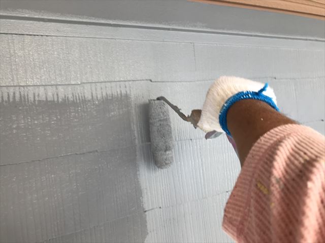 可児市で屋根の上塗りをし、ブロック塀の下塗りをしました。