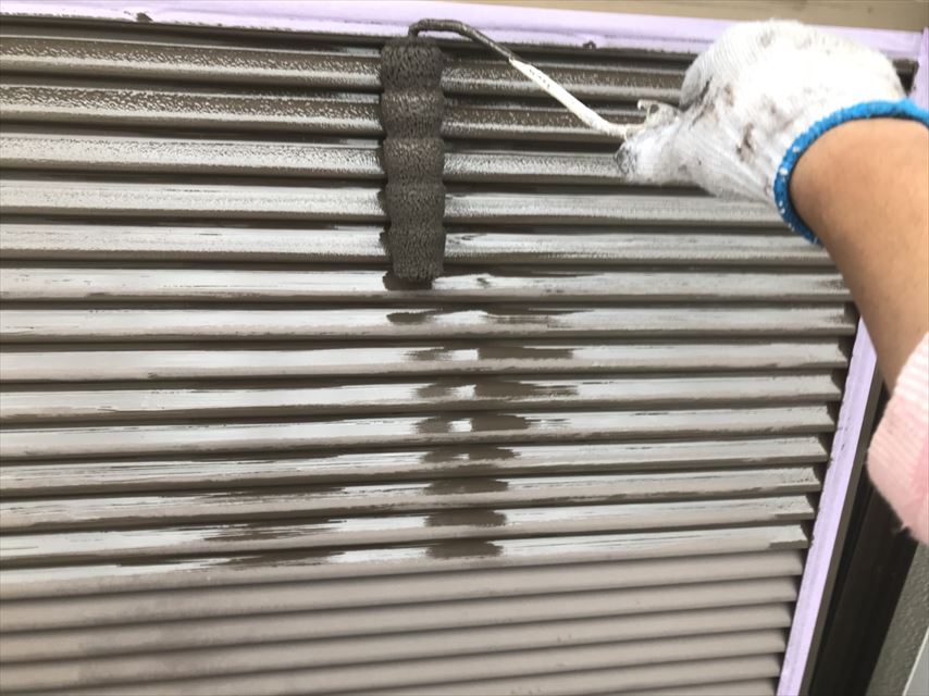 可児市で外壁塗装のお家の雨戸と、母屋を塗り替えました。