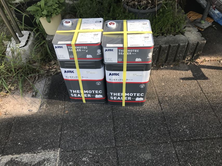 土岐市で遮熱塗料の下塗り材で屋根を塗り、タスペーサーを入れた