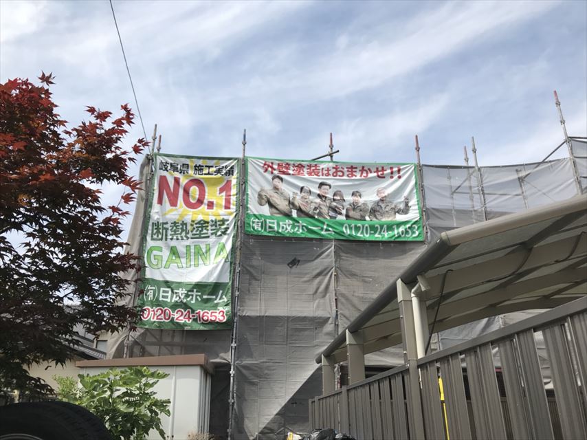 土岐市で玄関ドアや窓に塗料が付かないよう、養生をしました。