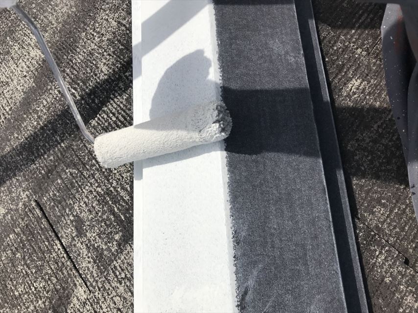 多治見市で屋根の板金に錆止めを塗り、屋根外壁の下塗りをした。