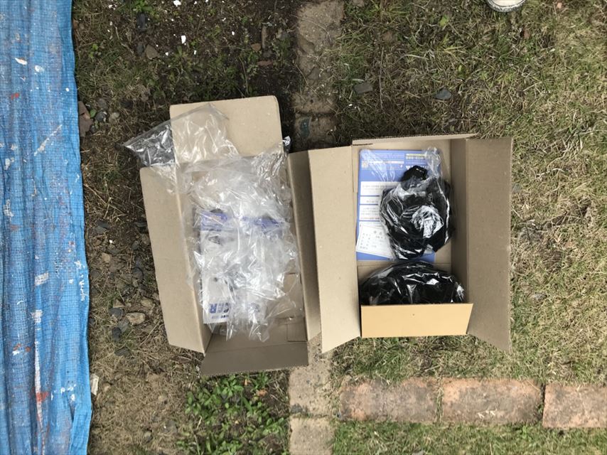 土岐市でスレート瓦にタスペーサーを入れガイナで中塗りしました