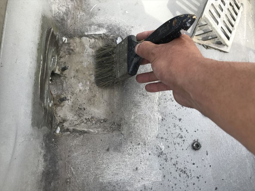 土岐市で屋上の防水工事が始まり、ひびにコーキングを打ちました