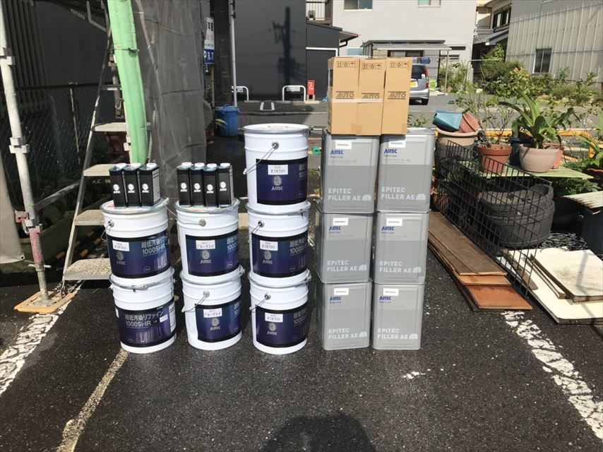 多治見市で外壁にフィーラーを塗りました。下塗りをしました。