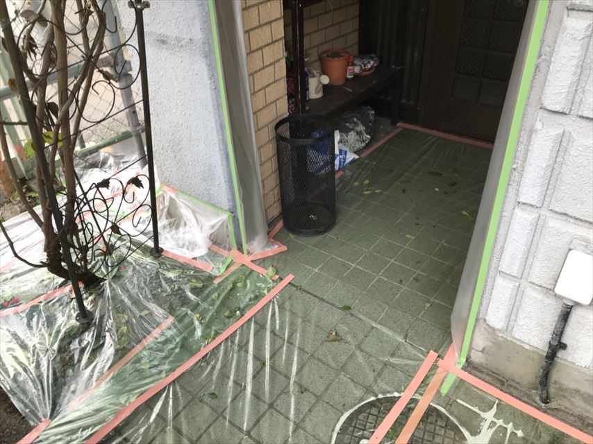 可児市で玄関ドアや玄関床、窓などを養生しました。