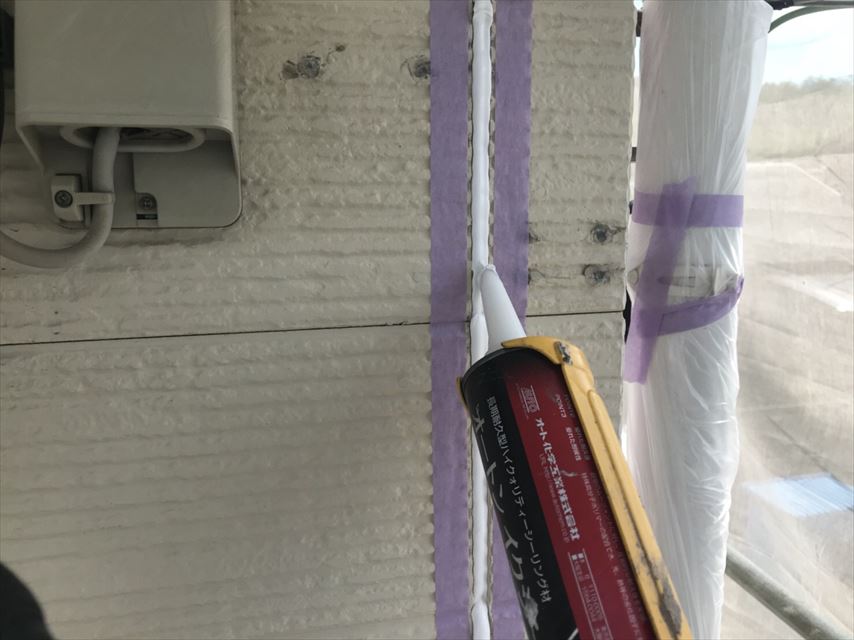 土岐市で破風板のひびや軒天上のひびにコーキングを打ちました。