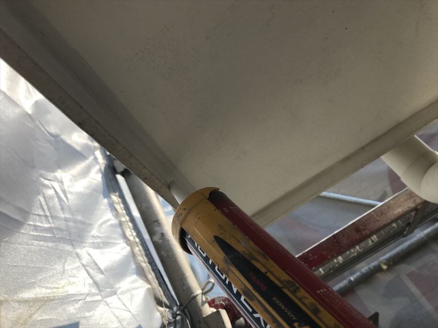 土岐市軒天上ひびコーキング