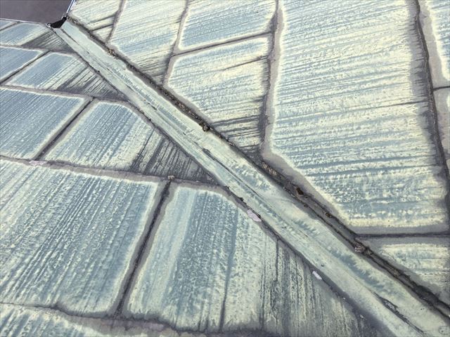 屋根材の色褪せです