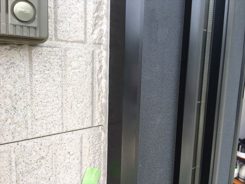 玄関ドア周りのコーキングにヒビ