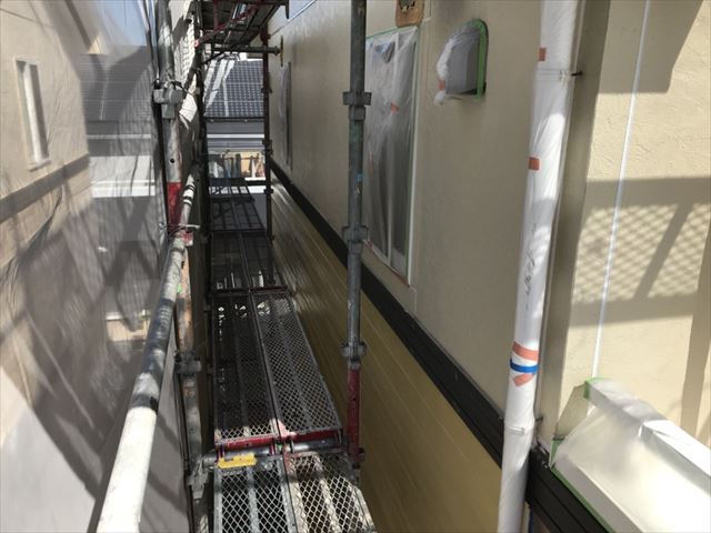 可児市で窓や換気フードなどを養生し、外壁の下塗りをしました。