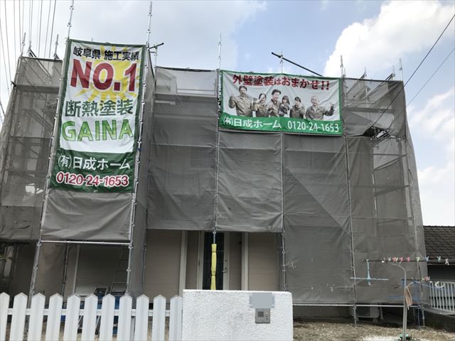 多治見市で足場が立ち、屋根壁のバイオ洗浄をしていきます。