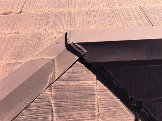 棟板金の継ぎ目の隙間