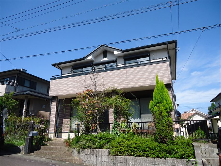 可児市で屋根と外壁の下塗りをしました。家は真っ白です。