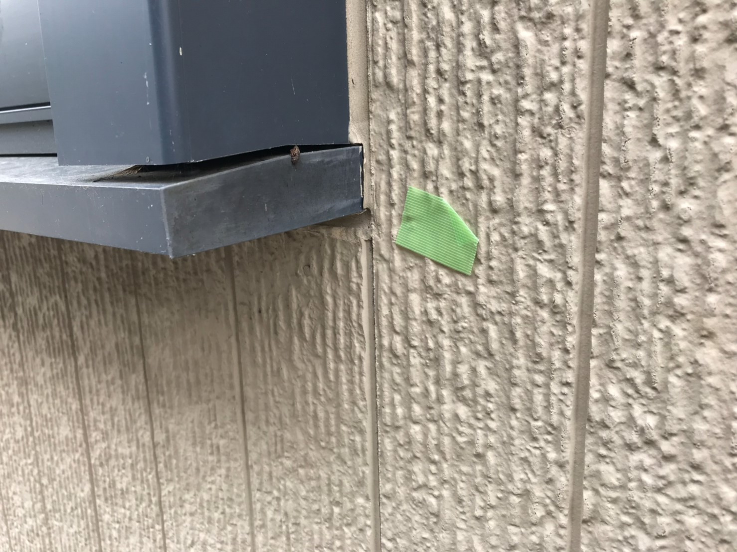 窓枠に隙間があります