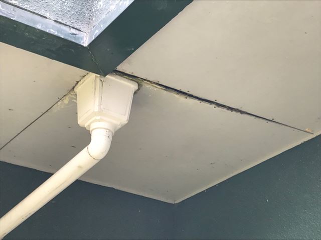 ベランダ裏側の板に隙間