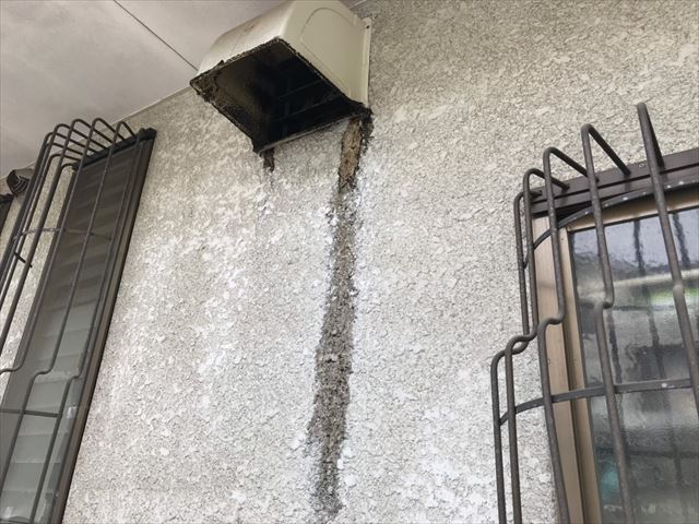 換気口からの外壁の汚れ