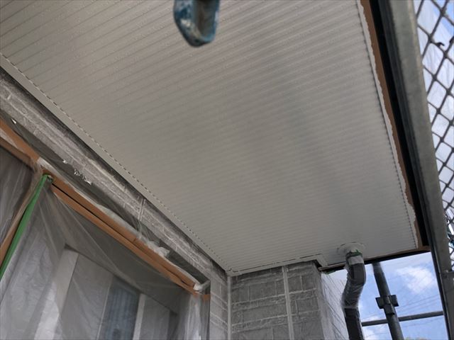 軒天の塗装です
