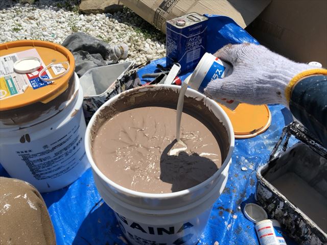 上塗り缶に防カビ剤投入です