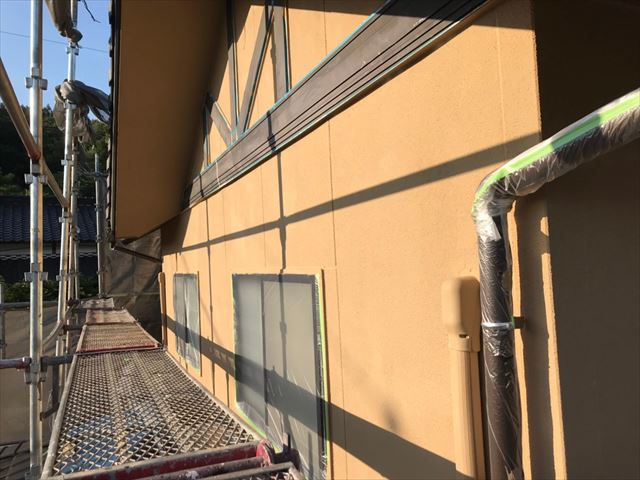 外壁の中塗り塗装、完了です