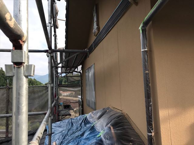 外壁の上塗り塗装です