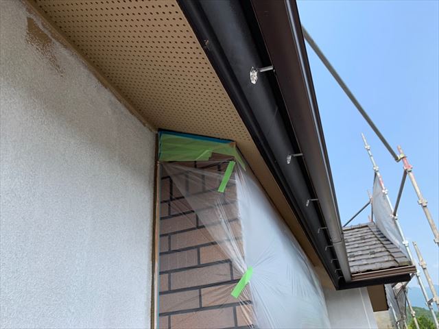 軒天の塗装です