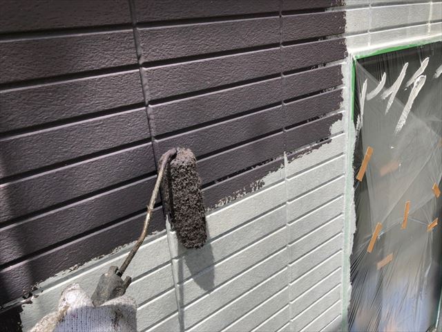 中津川市坂下町で、超低汚染リファインシリコン塗料で中塗りです
