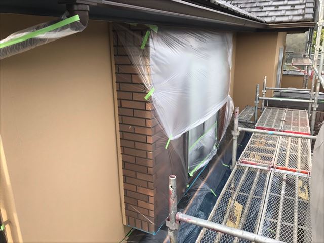 外壁の中塗り塗装です