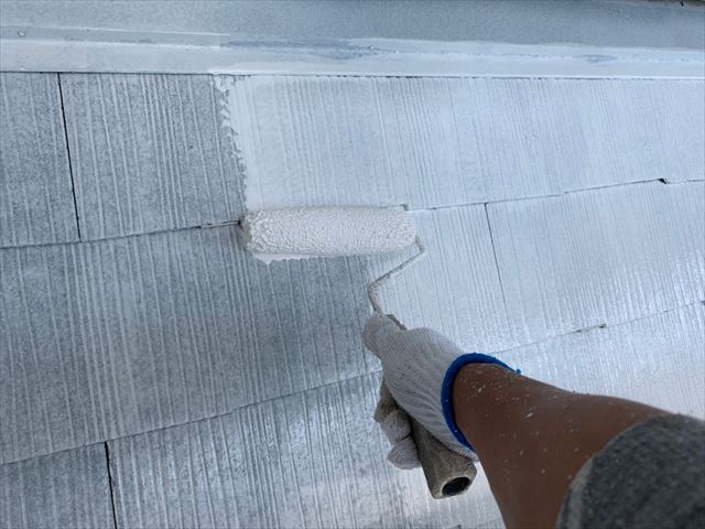 多治見市でサーモテックシーラーで屋根の下塗りです