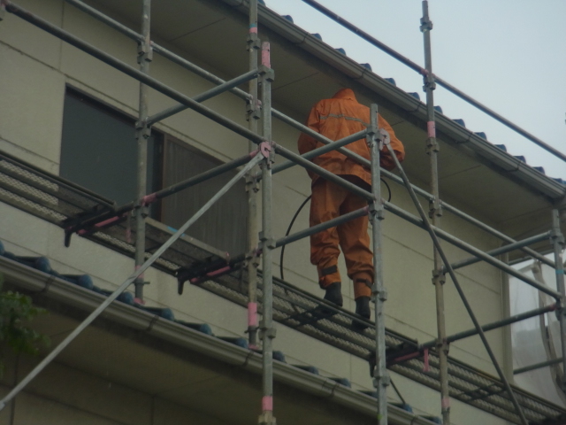 足場は安全に、そして丁寧に工事を行うために必要です