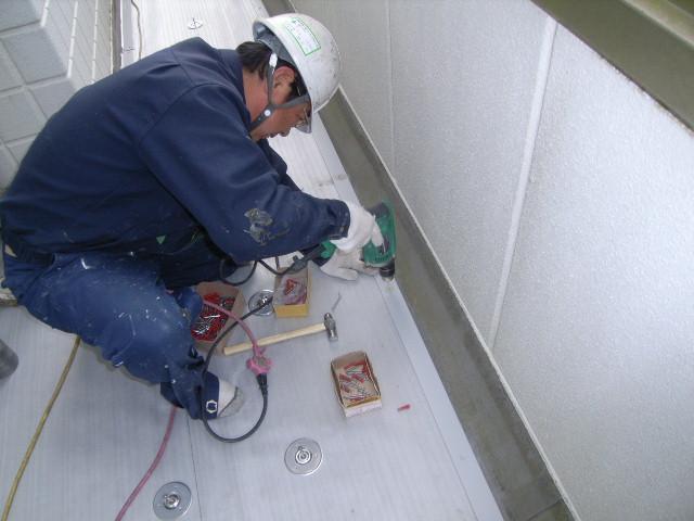 ベランダの床シート防水とは？特徴と劣化のサインを解説