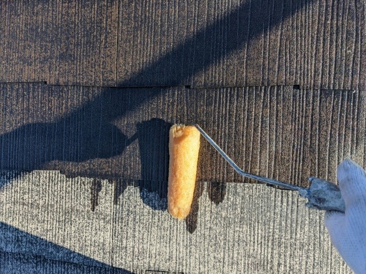 屋根の下塗り作業